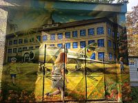 lietadlo pred školou a hrajúce sa deti