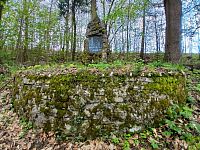 pomník v lese nad cestou