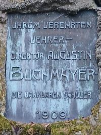 nápis na bronzovej doske