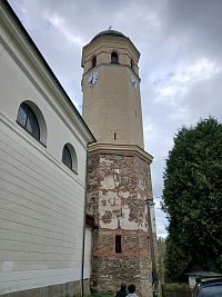 nadstavená staršia osemboká hradná veža novšou časťou s vyhliadkou tvoria zvonicu
