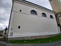 bočná stena kostola s troma oknami zakončenými polkruhom