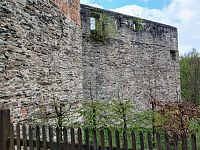 spodná časť veže a hradby