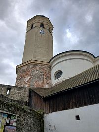 pohľad na zvonicu a presbytérium