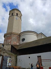 pohľad z prvého nádvoria - peresbytérium a zvonica