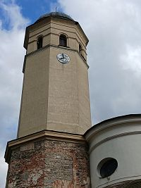 veža - zvonica "prilepená" k presbytériu