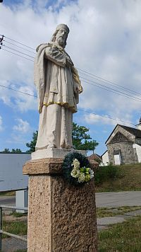 svätec a na kopčeku zadná časť románskeho kostolíka