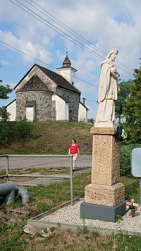 románsky kostolík a socha pri moste