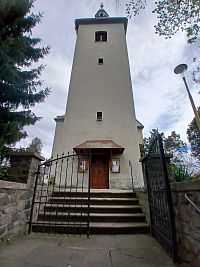 vchod do kostola od potoka