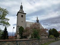 Jezernice - Kostol sv. Martina, dve magnólie a most cez Jezernický potok