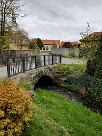 podľad od mosta na kostol