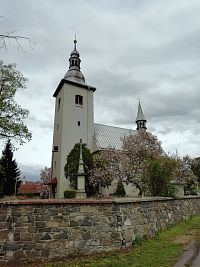 kostol, kamenný kríž a kamenný ohradný múr okolo kostola