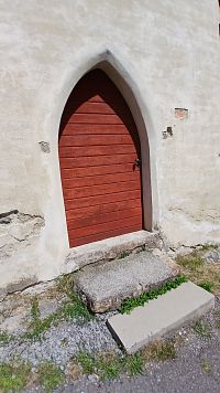 gotický vchod pod vežou