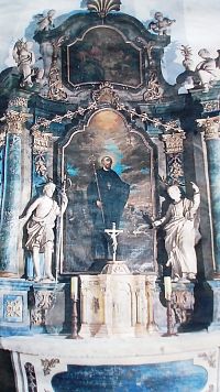 hlavný oltár, foto zo skrinky pred kostolom