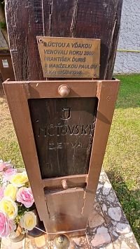 rok a darcovia kríža, dole autor