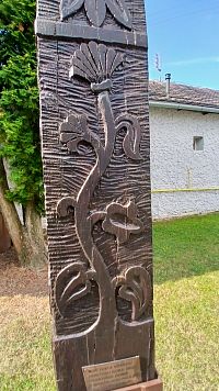 detail vyrezávaného dreveného kríža