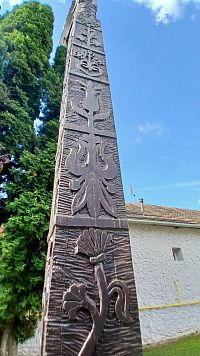 vyrezávaný drevený detviansky kríž