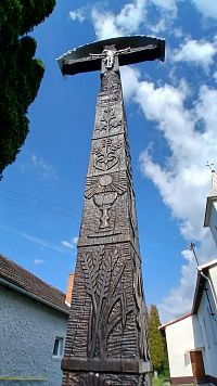 drevený vyrezávaný detviansky kríž