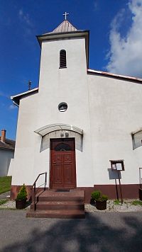 hlavný vchod do kostola pod vežou