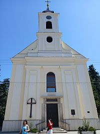 hlavný vchod do kostola pod vežou