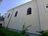 bočný múr kostola s oknami