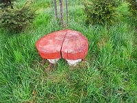 mini lavička zaujímavého tvaru