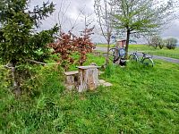 malý stolík s lavičkou