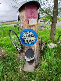 schránka na drevenom trupe