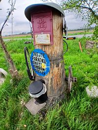 poštová schránka, odpadový koš a rôzne súčiastky bicyklov