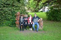 s príbuznými v zámockom parku