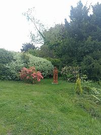 park - kvitnúce kríky, stromy a nechýba ani socha