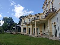 lovecký salón, za ním skleník