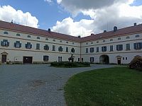 dve nižšie krídla zámku