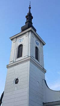 predstavaná veža pristavená v roku 1824 a v roku 1869 do veže osadili hodiny