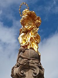 pozlatená socha Panny Márie