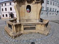 kamenná balustráda s mriežkou a kaplnka