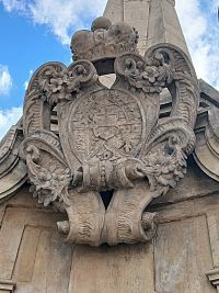 plastická bohato zdobená kartuša