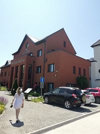 vila Apimed v Medolandii - ponúka výrobky z medu, degustačné a konferenčné miestnosti, posedenie na terase i reštaurácii