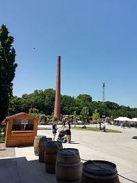 pohľad do záhrady Medolandie od vstupnej brány