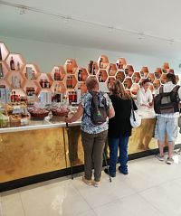 možnosť nakúpiť výrobky z medu v obchodíku