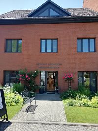 obchod Medolandia a za ní reštaurácia s terasou