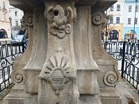 volutové krídlo s kartušou a orlom