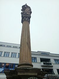 stĺp so sochou Panny Márie Immaculaty