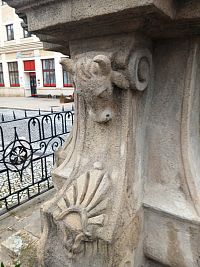 volutové krídlo s kartušou a hlavou býka