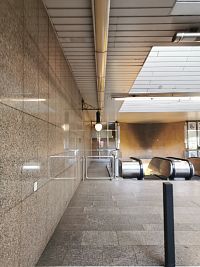 Křižíkova lampa umiestnená pri vchode do metra Křižíkovej stanice