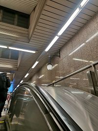 umiestnenie lampy neďaleko schodov do metra