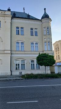 Bočné krídla majú nárožné arkiery s cibuľovými strieškami