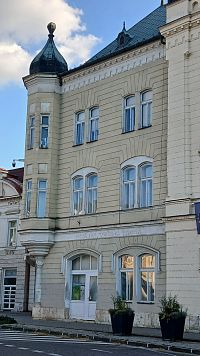 bočná časť budovy s cibuľovou strieškou