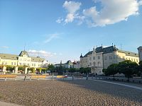 dve dominantné budovy levického námestia - mestská radnica z roku 1902 a hotel Lev potavený v rokoch 1909-1910