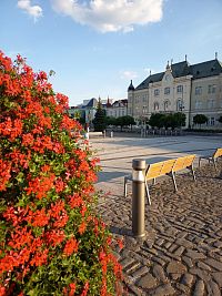budova dnešného mestského úradu - pohľad z námestia cez kvety