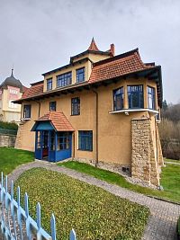 Vilu Valaška v roku 2007 odkúpila spoločnosť Sanátorium Miramare a zahájila jej rekonštrukciu